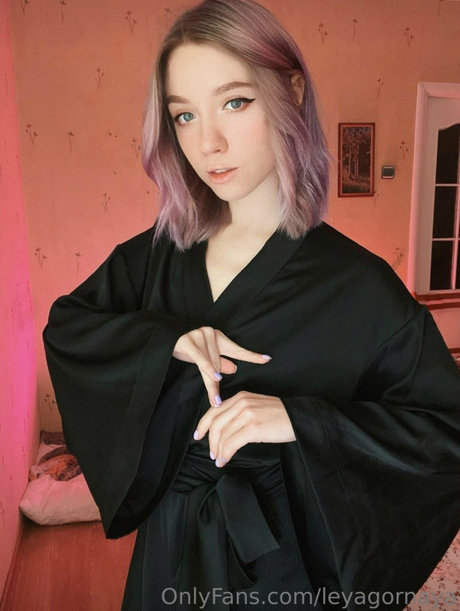 schwarzhaarige milf onlyfans sexy top bilder