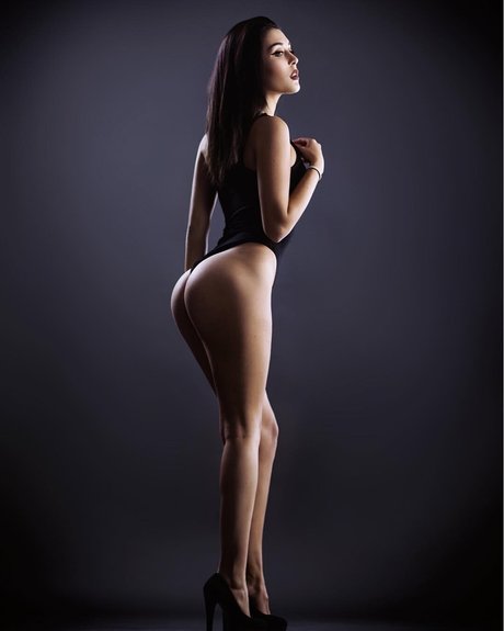 Aura Pazzani kunst porno galerie