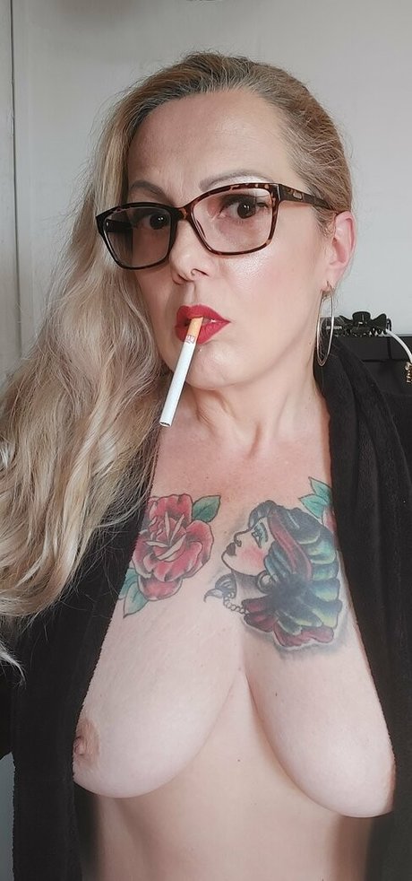 lady smoker queen sexy nackt fotos