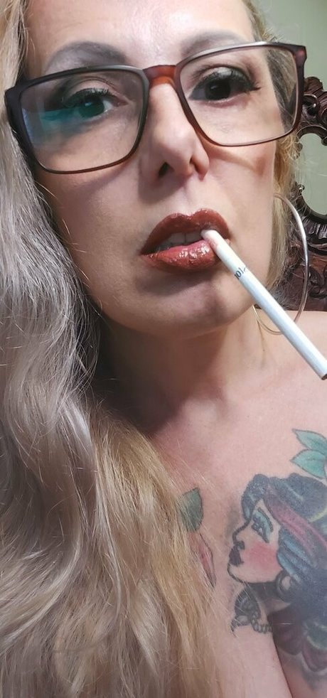 lady smoker queen sexy nacktheit galerien