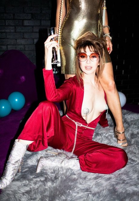 Monica May nackt pornographische fotos