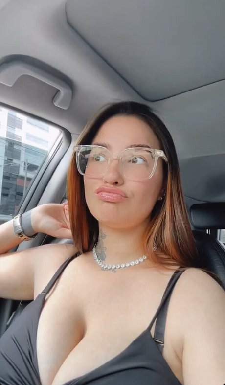 Kamila Rias top erotische bild