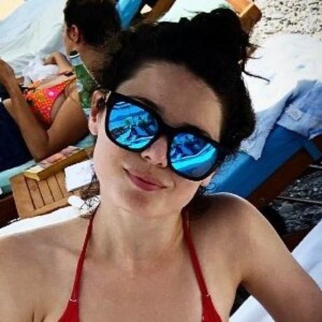 Ali Cobrin schöne erwachsene bilder