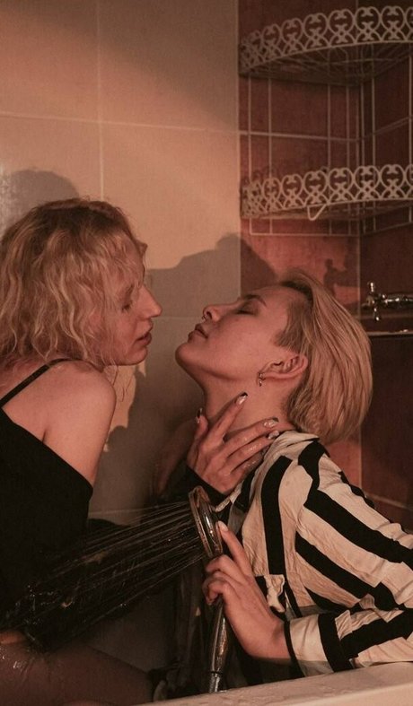 Romanowwa pornostar nacktheit bilder