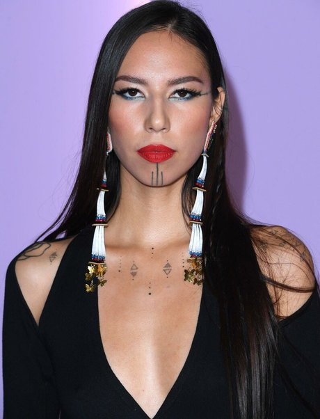 Quannah Chasinghorse beste akt bilder