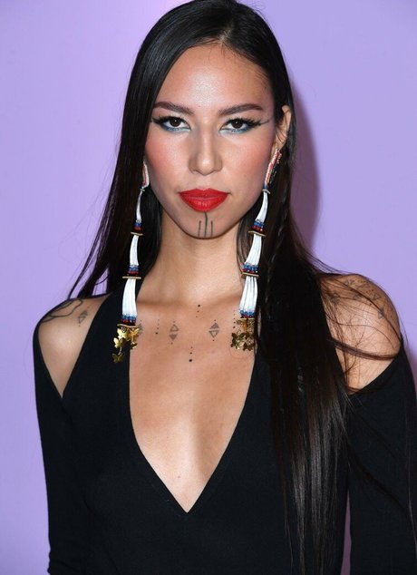 Quannah Chasinghorse sexy hübsche foto