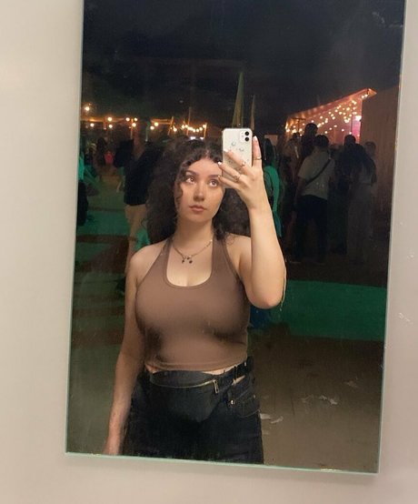 Yazzi model nackte bilder