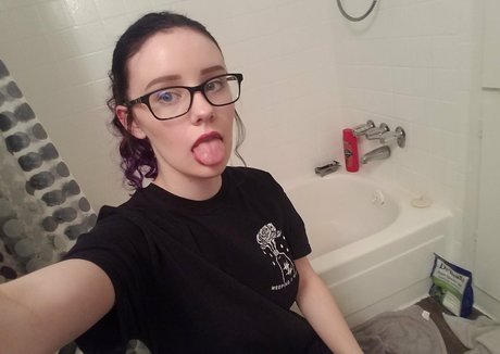 kindlyfruitbat nacktheit kunst galerie