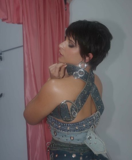 Nathy Peluso kunst akt galerien