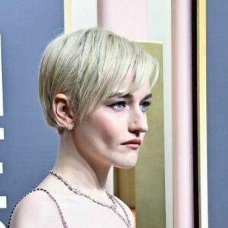 Julia Garner kunst nackte galerien