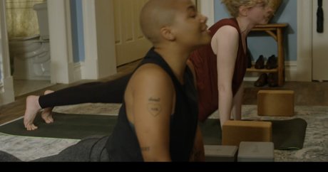 Julia Garner porno erotische archiv