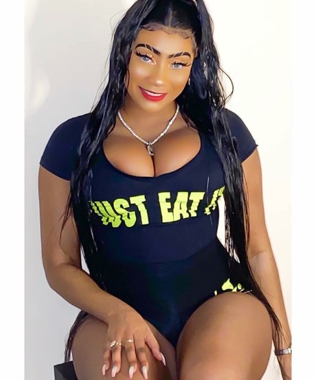 milf-strip onlyfans nacktheit sexy bilder