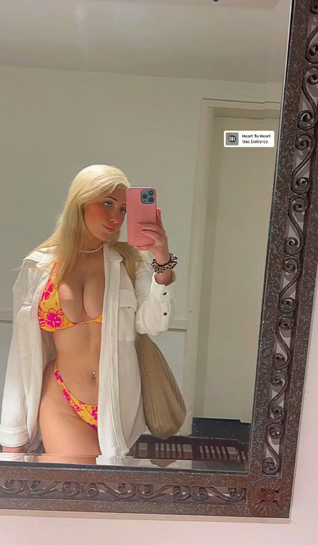 Kayla A porno nackten foto