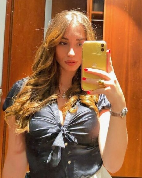 Demi Aggelopoulou erwachsene schöne bild