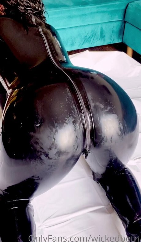 Wicked Beth model exklusive galerie