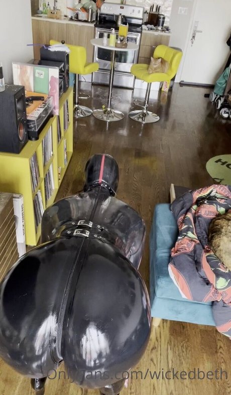 Wicked Beth model nackt archiv