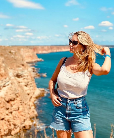 Andreea Ungur kunst nackt bild