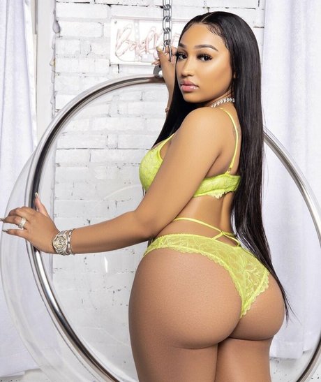 Ella Bandz erotische freie bild