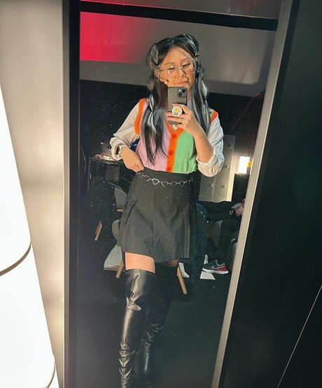 Yinsu Collins sexy top foto