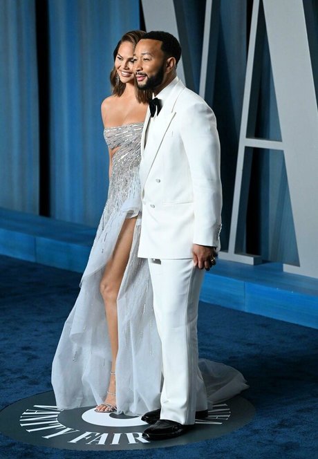 Chrissy Teigen nackt heiße bilder