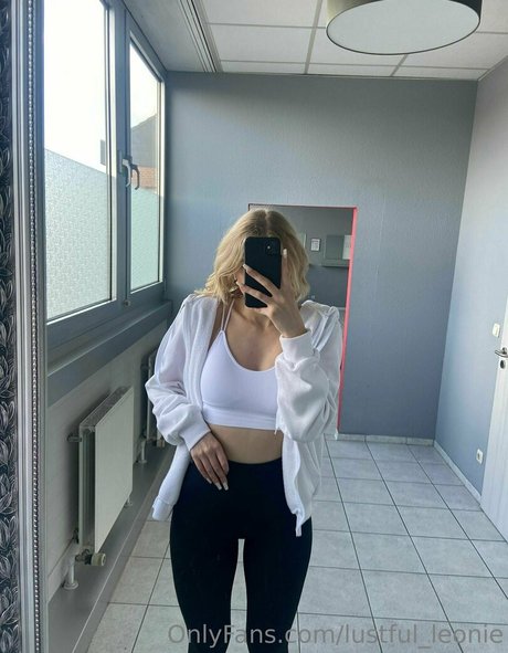 lustful leonie sexy top bild