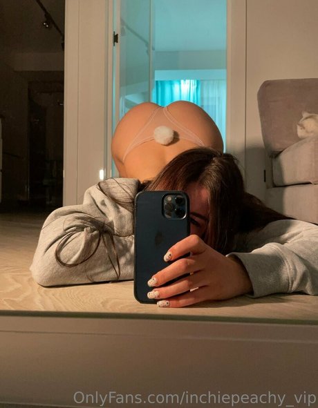 inchiepeachy schauspielerin akt foto