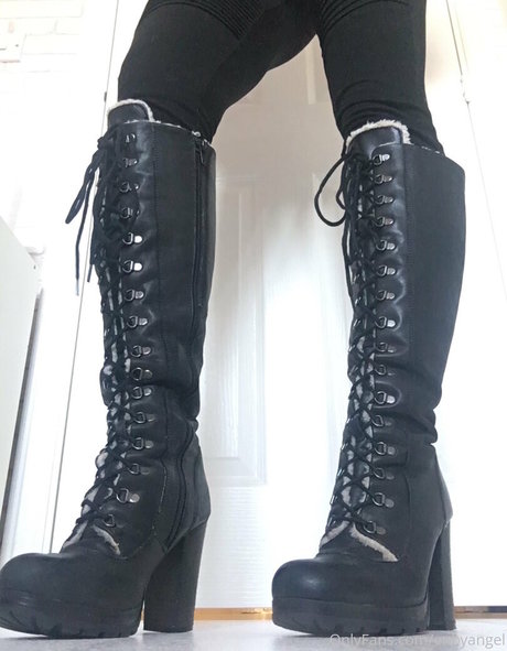 enbyangel erwachsene nackte bild