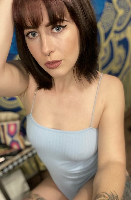 c reign erotische nacktheit fotos