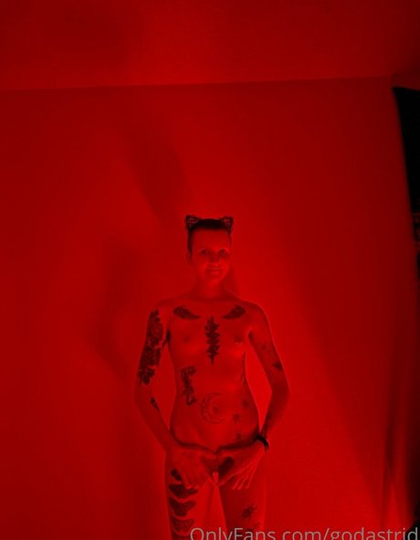 onlyfaery pornostar nackt bild