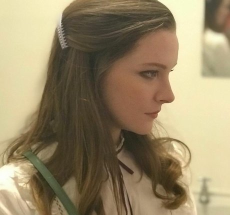 Morfydd Clark model freie bild