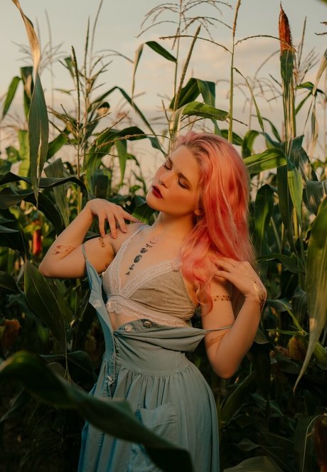 Di Simon schauspielerin hübsche fotos