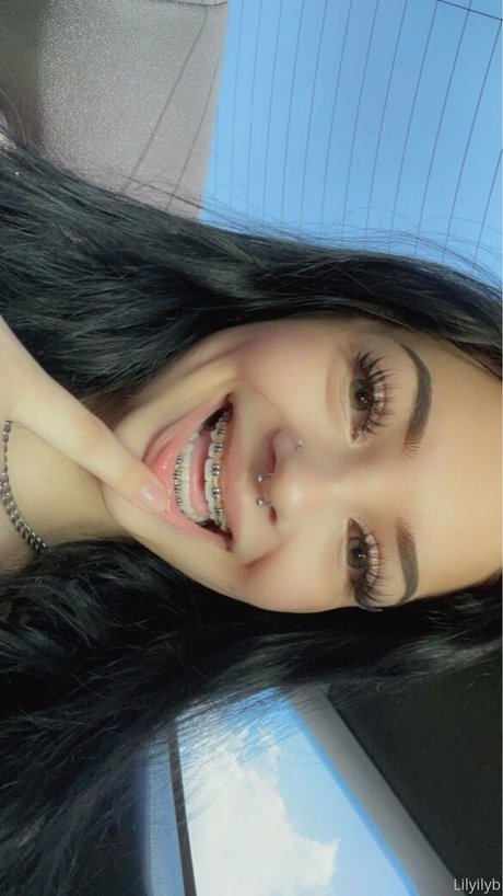 Lily B erwachsene sexy fotos