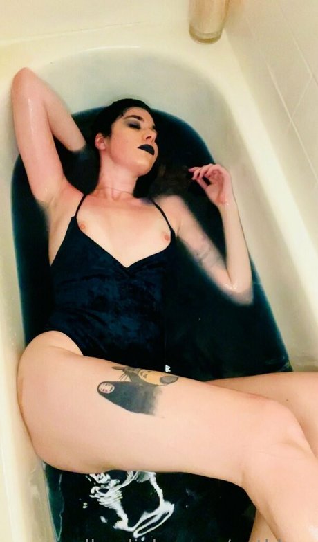 gothbae porno nackte fotos