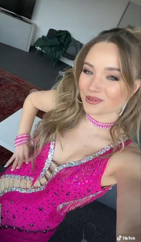 Julia Beautx pornostar kunst bilder