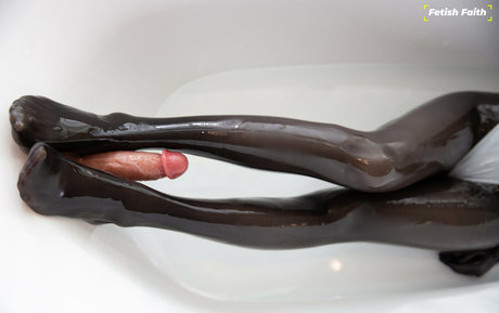 fetishfaith nacktheit akt bild