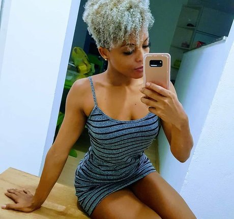 Sayoh Dos Santos xxx nette foto