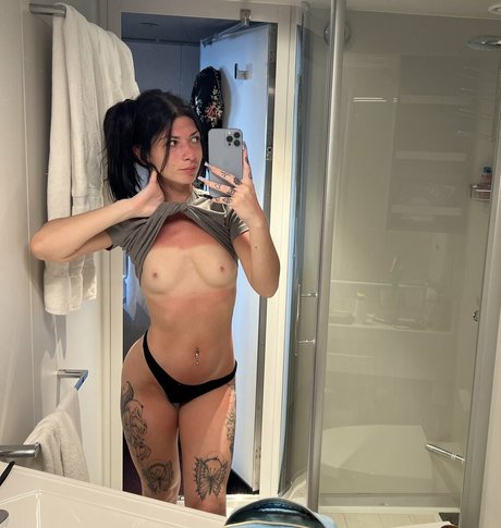 Allie Blossom sexy top bilder