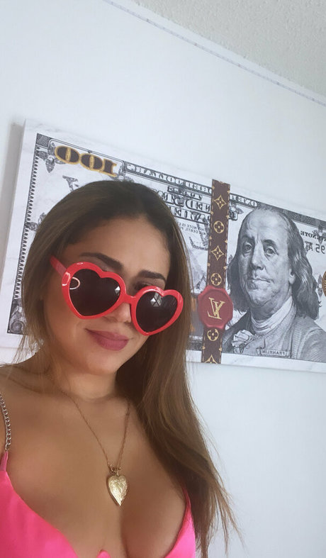 playgirlcarli18 model top bild