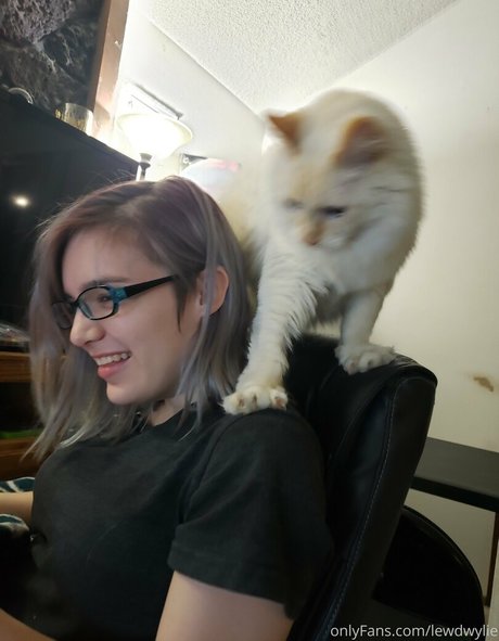 lewdwylie schauspielerin exklusive fotos