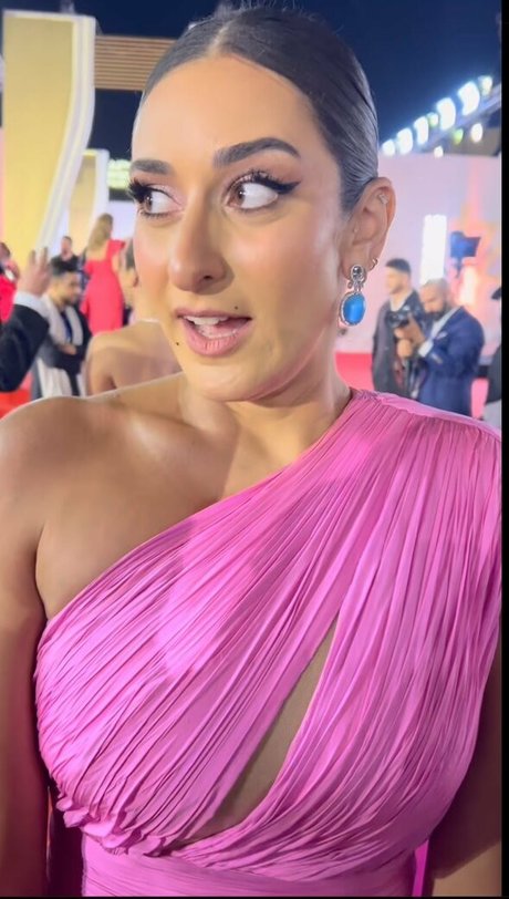 Amina Khalil nackt akt bilder