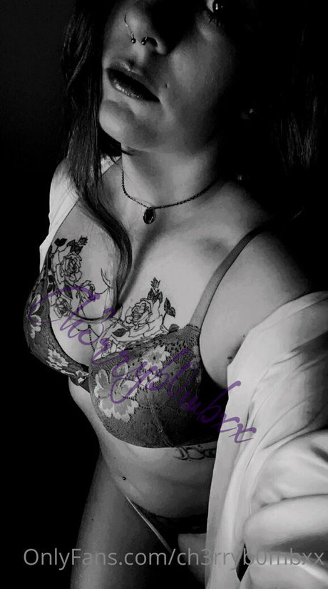 ch3rryb0mbxx model pornografische galerien