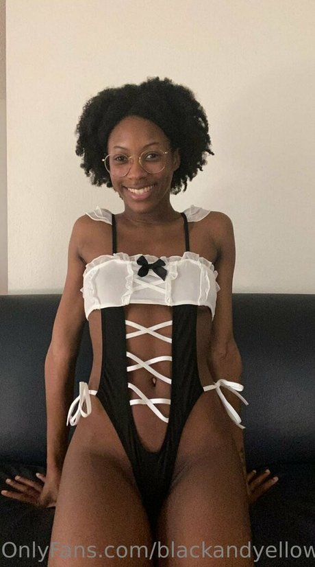 blackandyellownsfw model kostenlose foto