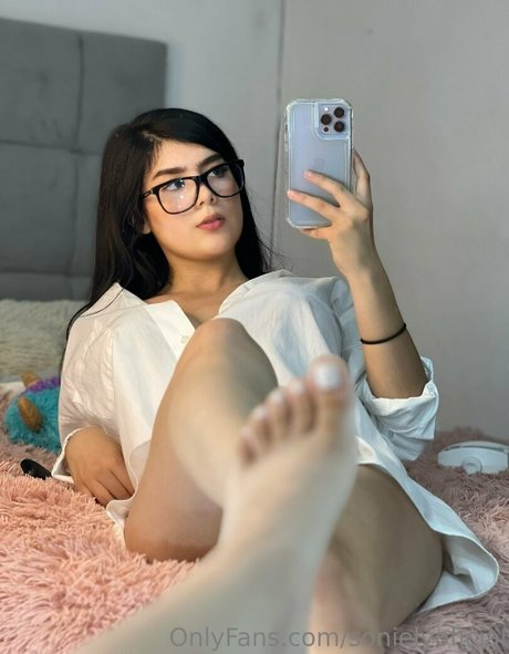 sonielyoficial schauspielerin perfekte galerie