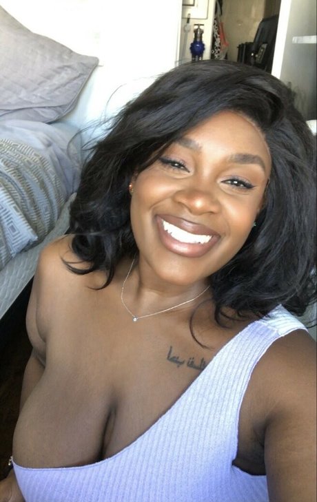 Zee Ngema nackt top bild