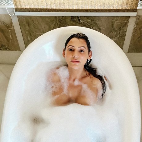 Karrishma Kar sexy top foto