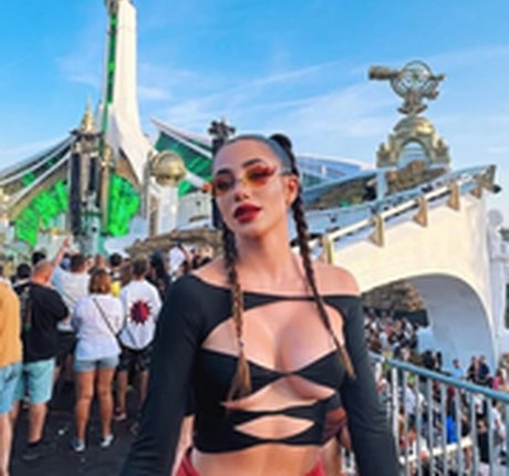 Lola Lolita model nackte fotos