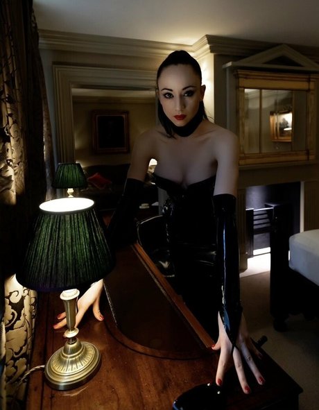 Lady Mephista model porno bild