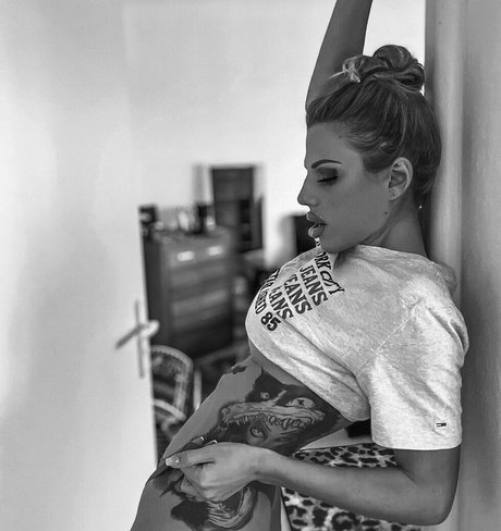 Nessyfox pornostar kunst bilder