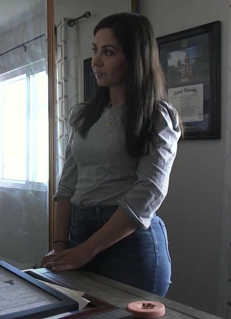 Dena TakruriAJ_ erwachsene exklusive foto