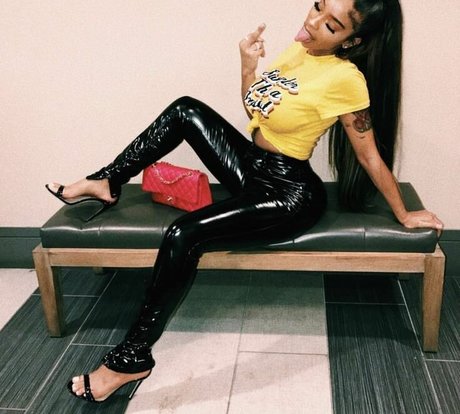 cosplay femboy onlyfans nacktheit kunst archiv